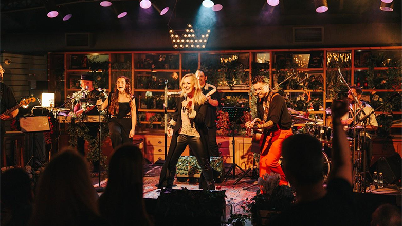 Οι ONIRAMA υποδέχονται τους ΜΠΛΕ στο Roof Stage του Gazarte