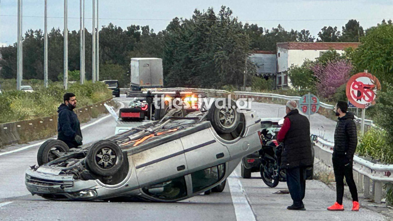 Τούμπαρε αυτοκίνητο στην Εθνική οδό Θεσσαλονίκης – Νέων Μουδανιών