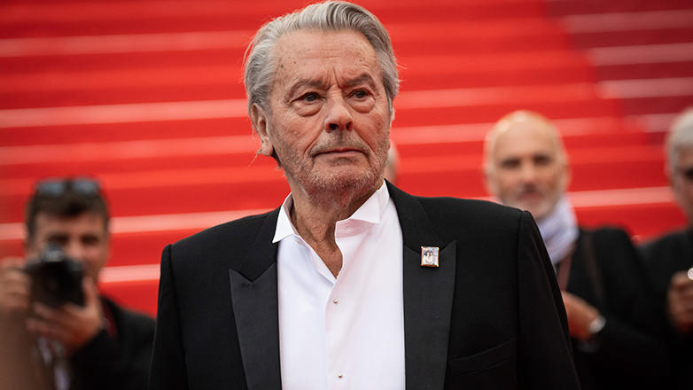 Το Κίεβο παρασημοφορεί τον Αλέν Ντελόν για την υποστήριξή του στην Ουκρανία