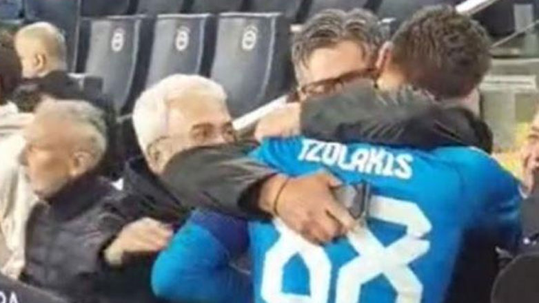 Ο Τζολάκης στην αγκαλιά του πατέρα του