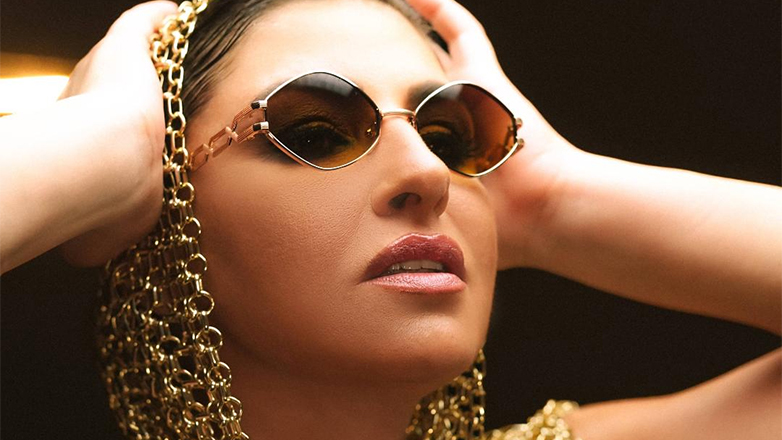 Έλενα Παπαρίζου – «Μαύρα Γυαλιά»: Η διεθνής Ελληνίδα pop star στο απόλυτο club banger του 2024