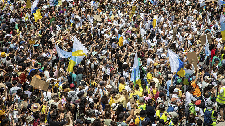 Κανάρια Νησιά: Χιλιάδες κάτοικοι διαδήλωσαν κατά του μαζικού τουρισμού – «Δεν θέλουμε να δούμε το νησί μας να πεθάνει»
