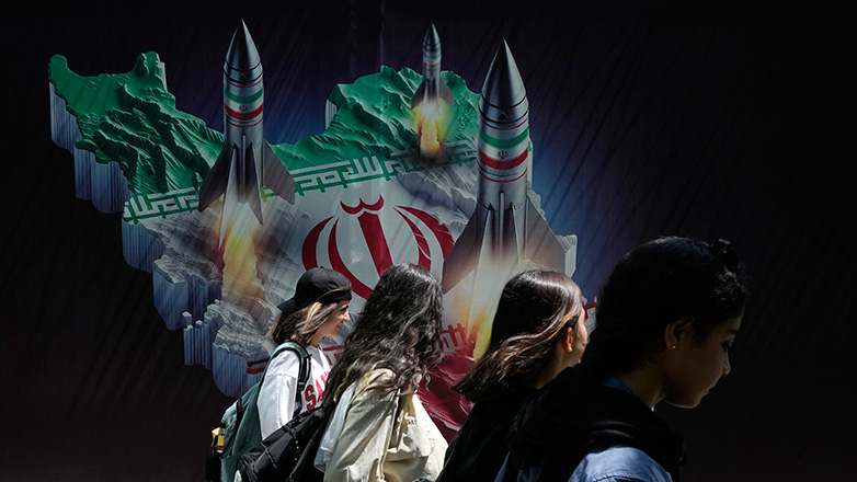 Σε «παιδικά παιχνίδια» αποδίδει τώρα η Τεχεράνη την επίθεση στη στρατιωτική βάση του Ιράν