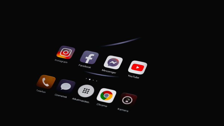 «Έπεσαν» Facebook και Messenger