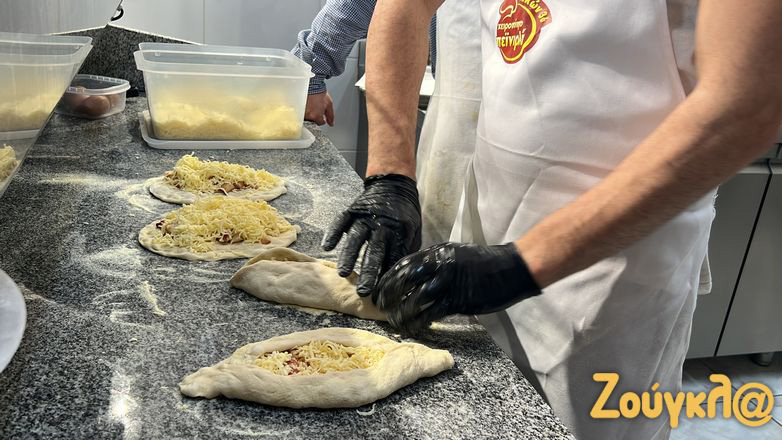 Ο Χρήστος φτιάχνει «ζυμαρένιες βαρκούλες» που χωράνε την αγάπη για την τέχνη του