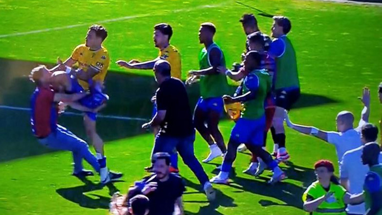 Χαμός στην Πορτογαλία: Οπαδοί της Τσάβες εισέβαλαν στον αγωνιστικό χώρο και επιτέθηκαν σε παίκτες της Εστορίλ