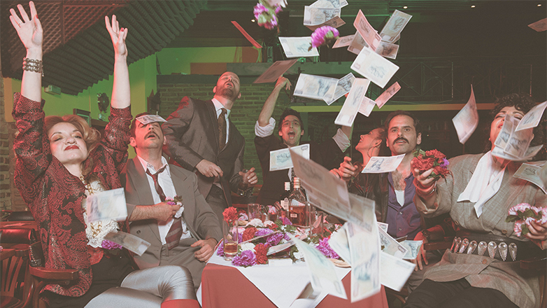 Η παράσταση «Πόθεν έσχες» στο Θέατρο Βεάκη