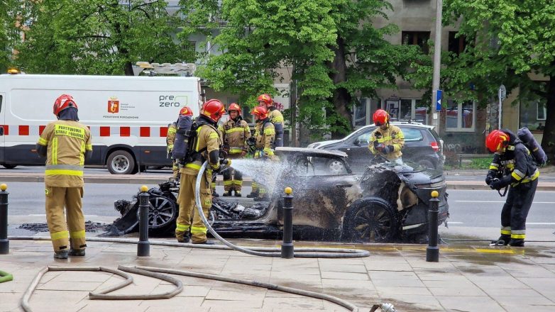 Ηλεκτρικό Ι.Χ. χτύπησε σε κολωνάκι με αποτέλεσμα να τρυπήσει η μπαταρία και να καίγεται με τις ώρες (Βίντεο)