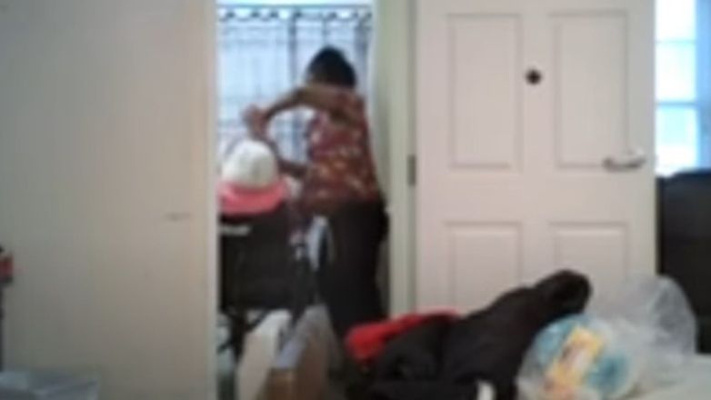 Άγρια κακοποίηση 93χρονης σε οίκο ευγηρίας – Τη χτυπούν με λερωμένη πάνα και την πιάνουν από τον λαιμό