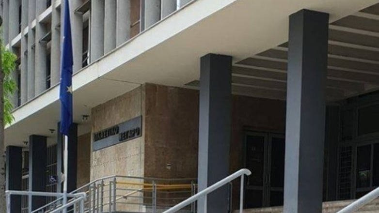 Καθαρίστρια κατηγορείται ότι φωτογράφησε νήπιο στις τουαλέτες σχολείου