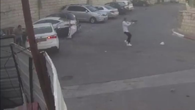 Tρομοκρατική επίθεση στην Ιερουσαλήμ: Η στιγμή που το όπλο του δράστη παθαίνει εμπλοκή