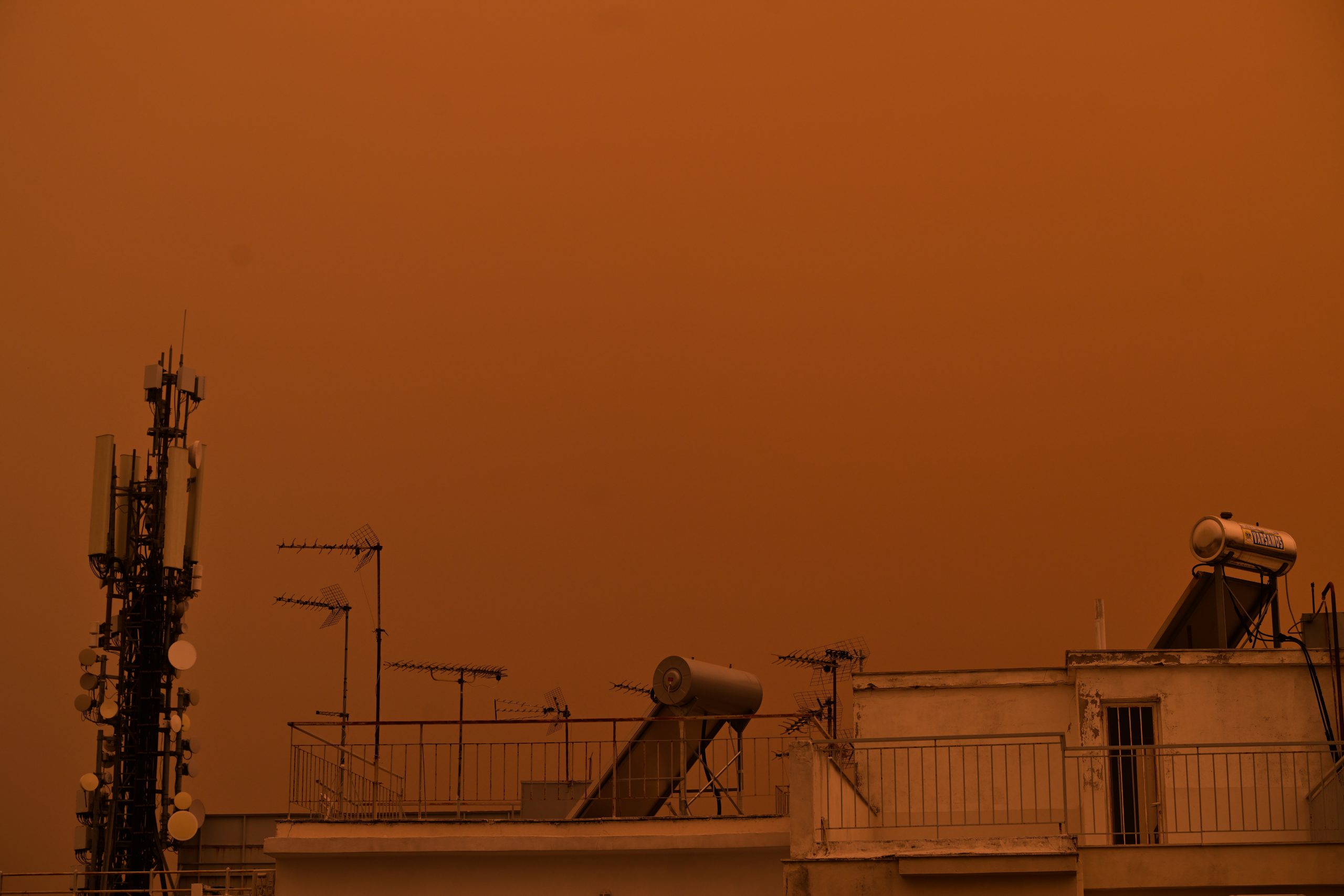 «Πνιγμένη» στην αφρικανική σκόνη η χώρα – Πότε θα καθαρίσει ο ουρανός
