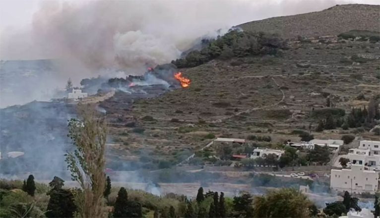 Συνελήφθησαν τρία άτομα για την χθεσινή πυρκαγιά στην Πάρο Συνελήφθησαν τρία άτομα για την χθεσινή πυρκαγιά στην Πάρο