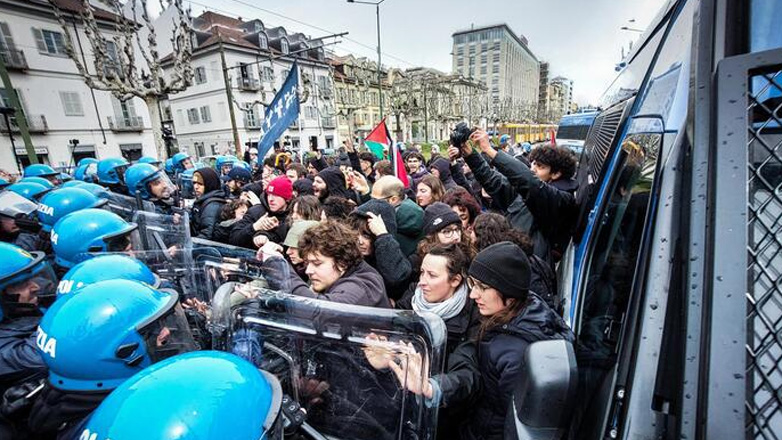 Ιταλία: Ένταση στο Τορίνο – Συμπλοκές αστυνομικών με φοιτητές που διαδήλωναν υπέρ της Παλαιστίνης