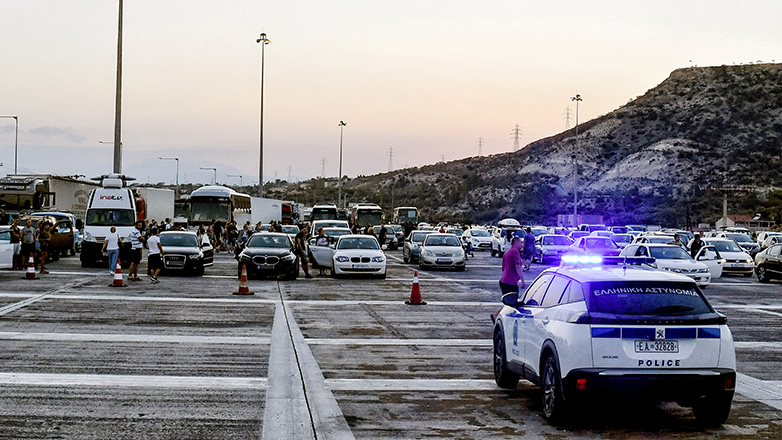 Ανετράπη νταλίκα στην Αθηνών – Κορίνθου