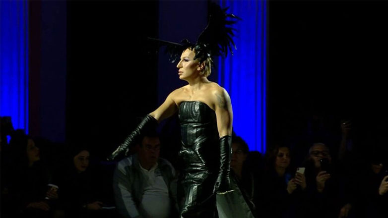 Η θεατράλε πασαρέλα του ακτιβιστή και μοντέλου Εlton Ιlirjani στην επίδειξη του Malan Breton στην Αθήνα