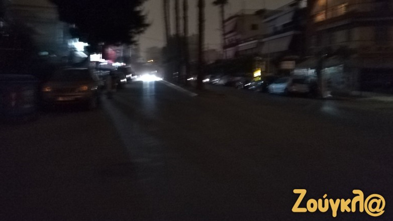 Στο σκοτάδι από το απόγευμα η οδός Κύπρου στο Περιστέρι