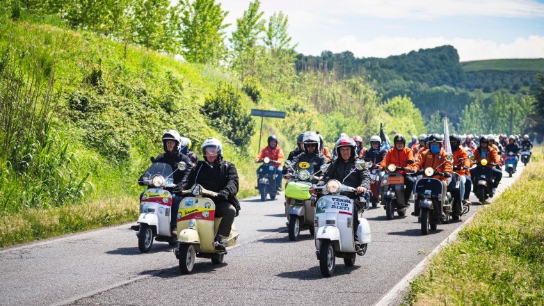 15,000 Vespa στην Παρέλαση Vespa World Days 2024