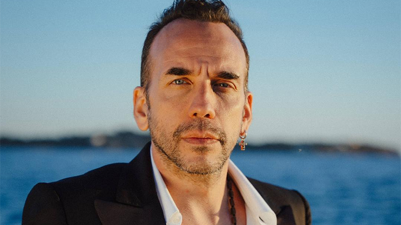 «Μεγαλώνω»: Ο Πάνος Μουζουράκης παρουσιάζει το νέο του βίντεο κλιπ!