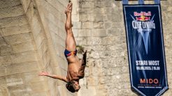 Κυνηγώντας το τέλειο «10αρι» στο Red Bull Cliff Diving 