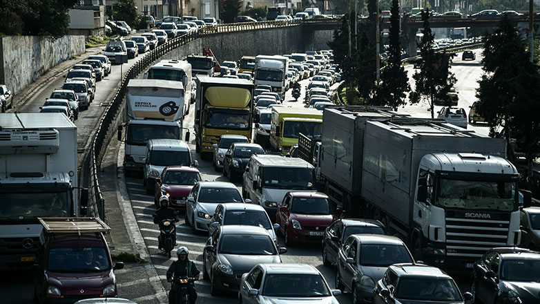 Κίνηση στους δρόμους: Μποτιλιάρισμα χιλιομέτρων και στα δύο ρεύματα του Κηφισού λόγω τροχαίων