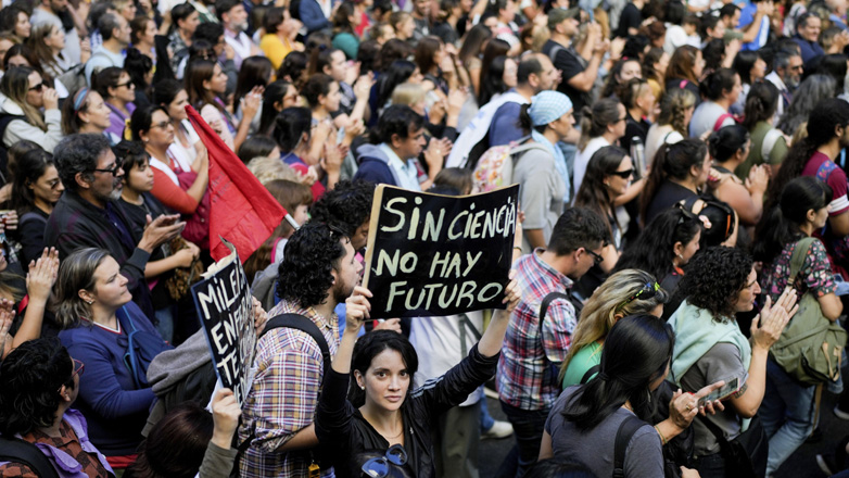 Αργεντινή: Ογκώδεις διαδηλώσεις υπέρ του δημόσιου πανεπιστημίου και κατά της πολιτικής λιτότητας