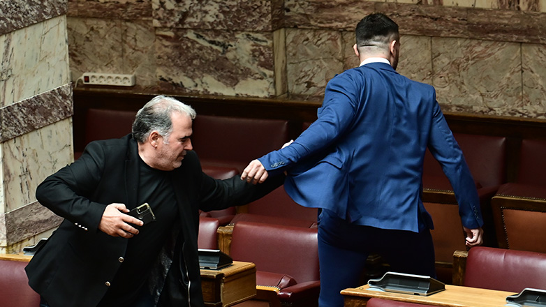 Καταδικάζουν την επίθεση του Φλώρου στον Γραμμένο τα κόμματα της Βουλής