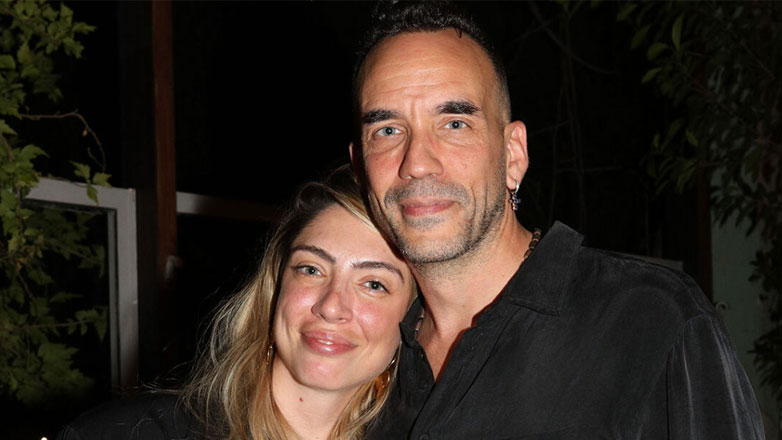 Πάνος Μουζουράκης: Αγκαλιά με τη σύζυγό του, Μαριλού Κόζαρη στην παρουσίαση του νέου του δίσκου