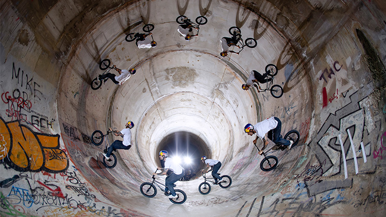 Έλληνας ποδηλάτης αναβιώνει τον «γύρο του θανάτου» σε τούνελ