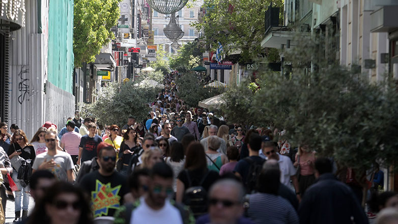 Εορταστικό ωράριο από σήμερα στα καταστήματα