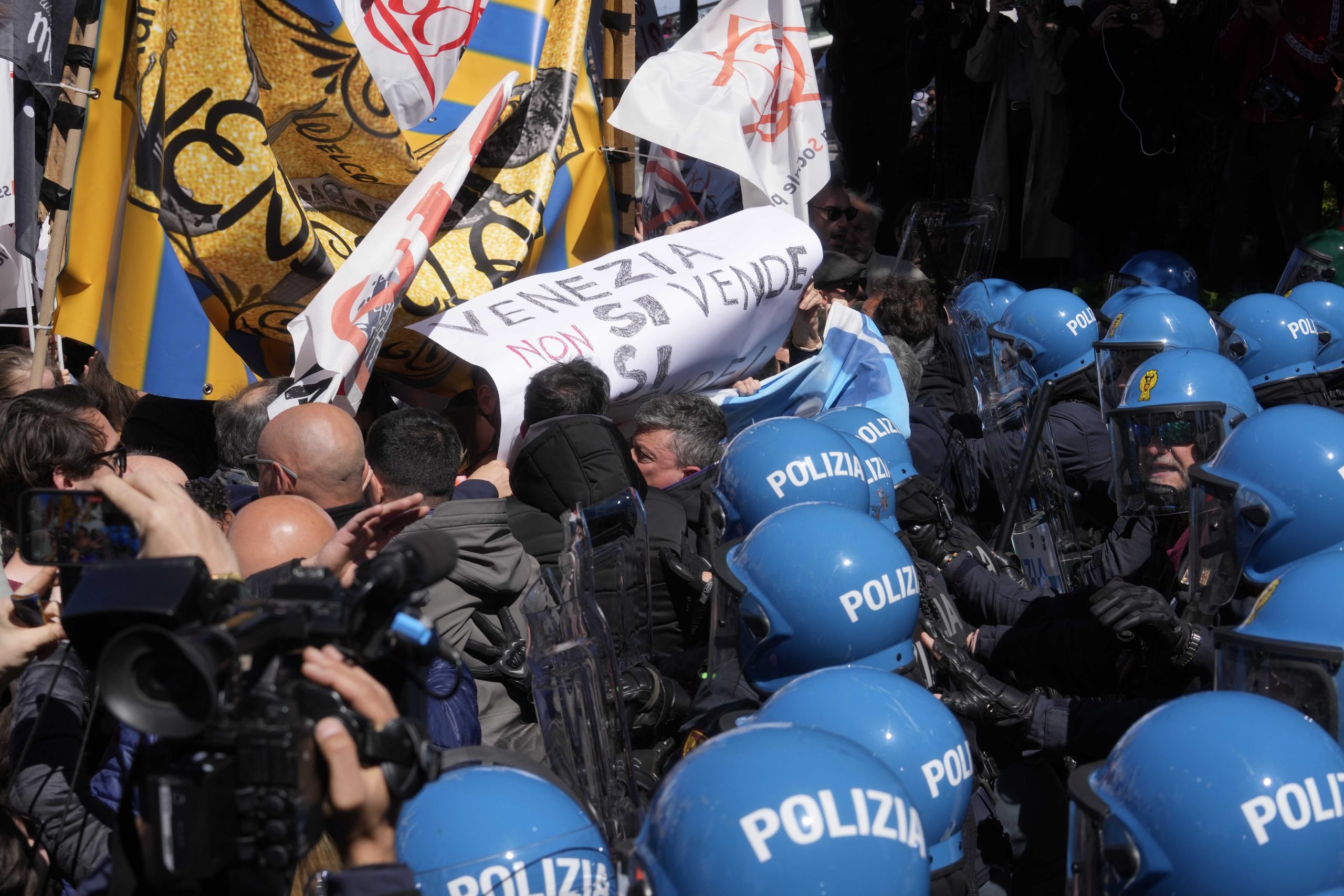 Βενετία: Αντιδράσεις και διαμαρτυρίες για το εισιτήριο των 5 ευρώ στους τουρίστες – Συγκρούσεις αστυνομίας με κατοίκους