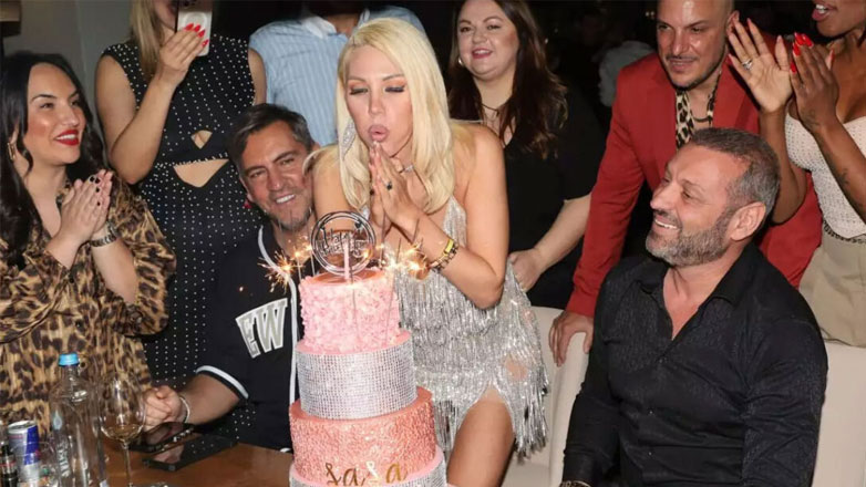 Σάσα Μπάστα: Το λαμπερό πάρτι για τα γενέθλιά της – Στο πλευρό της ο σύζυγός της και η κόρη τους