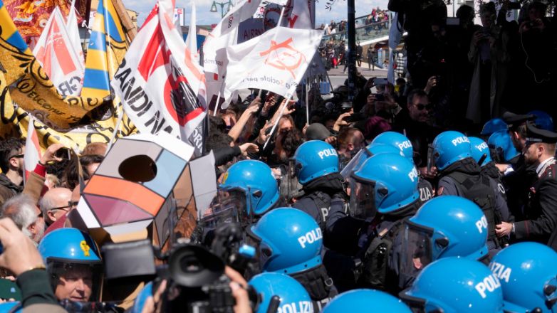 Βενετία: Αντιδράσεις και διαμαρτυρίες για το εισιτήριο των 5 ευρώ στους τουρίστες – Συγκρούσεις αστυνομίας με κατοίκους