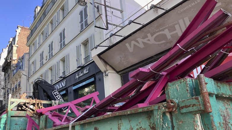 Μουλέν Ρουζ: Έπεσαν οι έλικες από τον ανεμόμυλο του εμβληματικού καμπαρέ