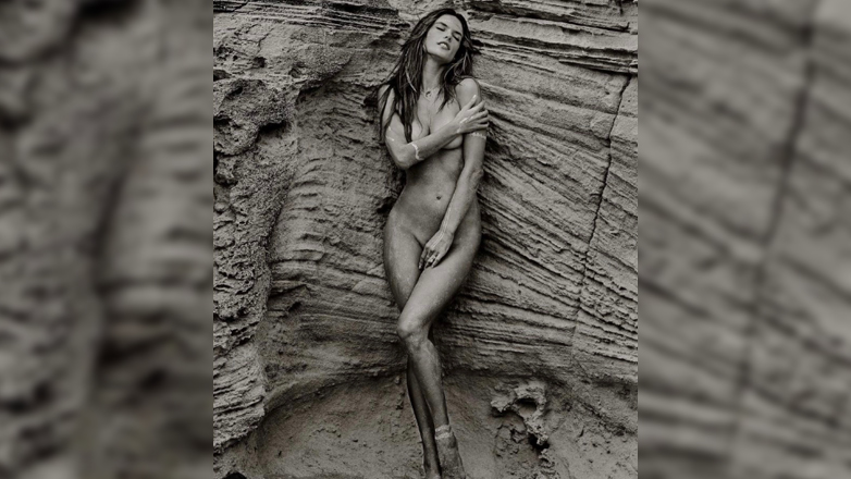 Αλεσάντρα Αμπρόσιο: Ποζάρει γυμνή στο Instagram για την Ημέρα της Γης