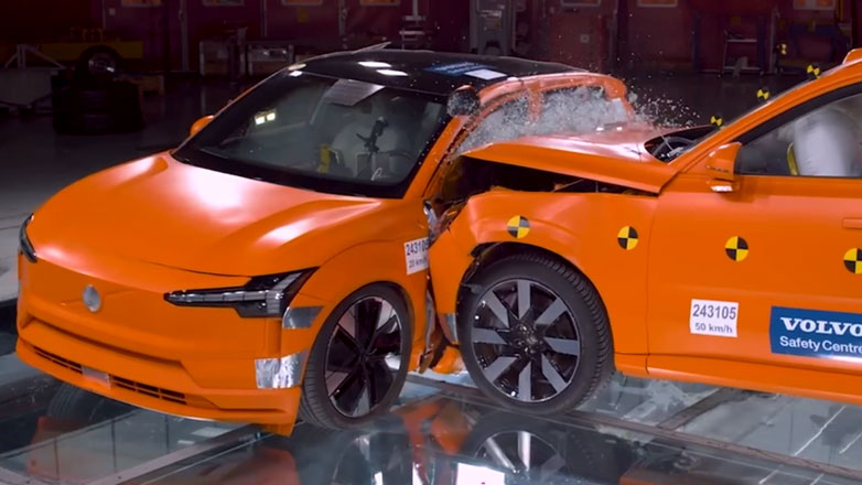 Η Volvo έριξε το μεγαλύτερο ηλεκτρικό SUV της, πάνω στο μικρότερο ηλεκτρικό μοντέλο της για λόγους ασφαλείας (Video)