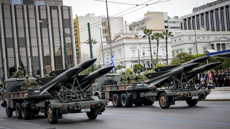 Politico: Γιατί η Ελλάδα και η Ισπανία δεν στέλνουν πυραύλους στην Ουκρανία