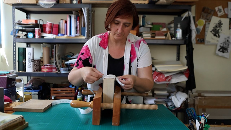 Βιβλιοδεσία, μια χειρουργική τέχνη που αντέχει στον χρόνο Βιβλιοδεσία, μια χειρουργική τέχνη που αντέχει στον χρόνο