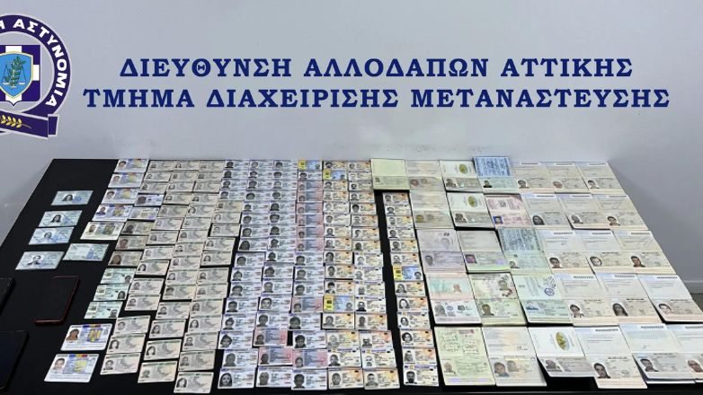 Διακινούσαν παράνομα έγγραφα σε μετανάστες μέσα σε μαγαζί με ναργιλέδες – Μέχρι 1.200 ευρώ η «ταρίφα»