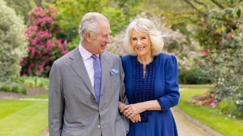 Βασιλιάς Κάρολος: Πόζαρε χαμογελαστός αγκαζέ με την Καμίλα