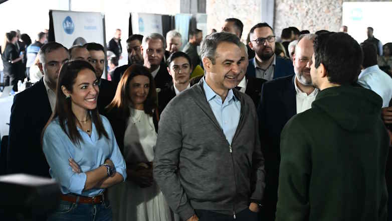 Μητσοτάκης: «Η ανεργία μειώνεται και οι μισθοί αυξάνονται»