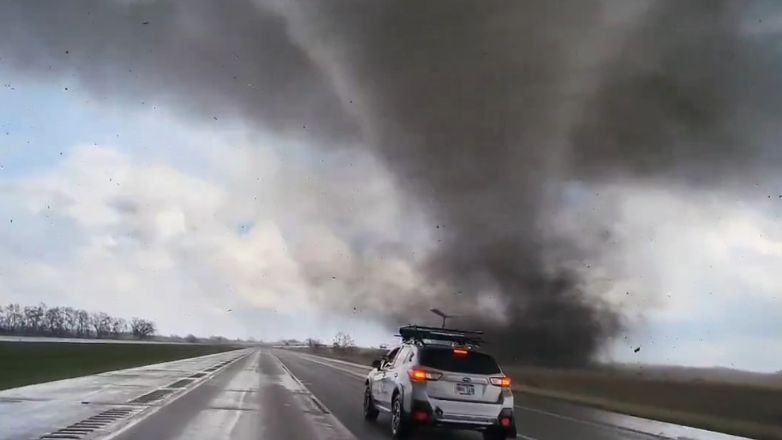 Πάνω από 70 ανεμοστρόβιλοι «χτύπησαν» πολιτείες των ΗΠΑ Πάνω από 70 ανεμοστρόβιλοι «χτύπησαν» πολιτείες των ΗΠΑ