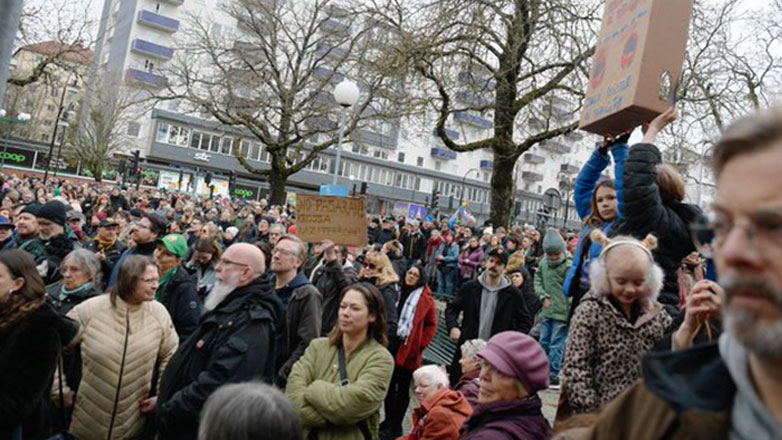 Εκατοντάδες διαδηλωτές συγκεντρώθηκαν στη Στοκχόλμη κατά της ακροδεξιάς