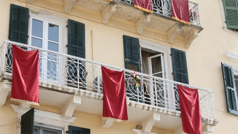  Τα πορφυρά «δαμάσκο» της Κέρκυρας, σύμβολα βαθιάς θρησκευτικότητας