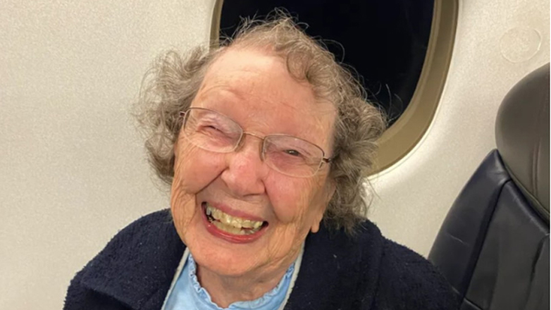 Η American Airlines μπερδεύει συνέχεια μια γυναίκα 101 ετών με ένα μωρό