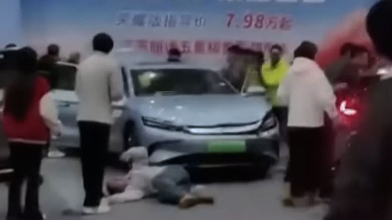 Απίστευτο: Ηλεκτρικό αυτοκίνητο πήρε μπροστά μόνο του και πάτησε κόσμο (Βίντεο)