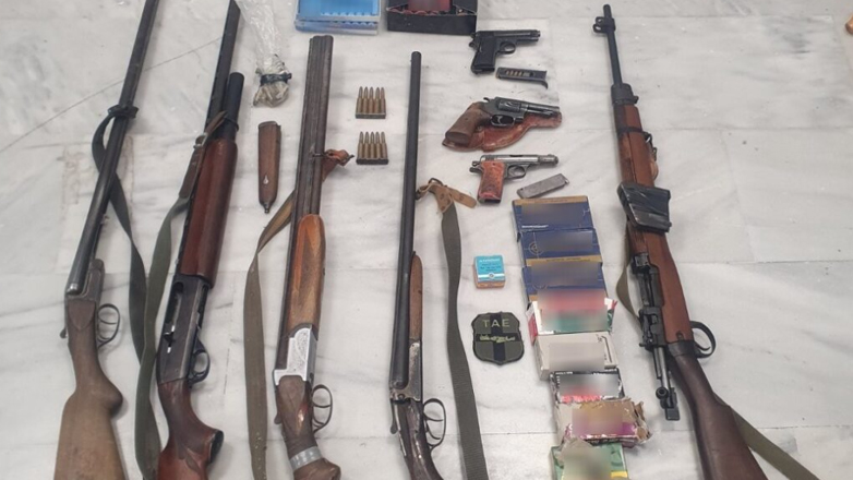 Κρήτη: Βρέθηκαν όπλα, εκατοντάδες σφαίρες και κροτίδες