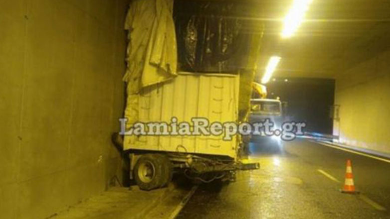 Κλειστή η Αθηνών – Λαμίας στον Άγιο Κωνσταντίνο λόγω ανατροπής νταλίκας