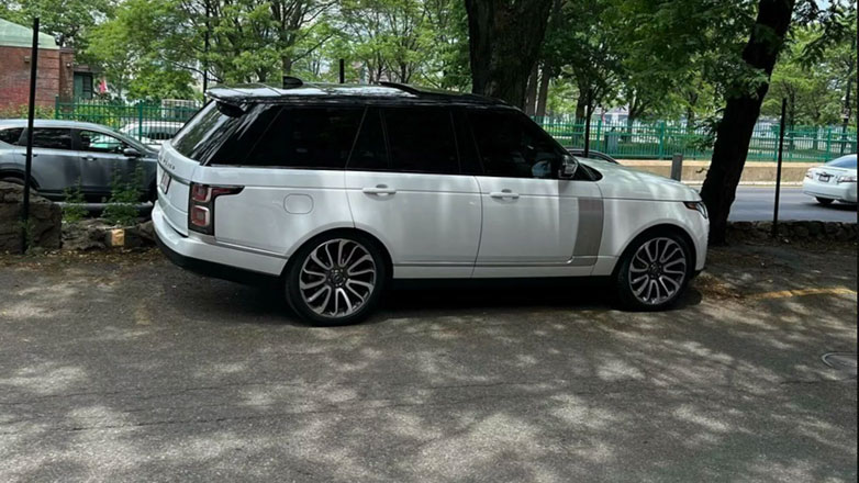 Η υπαίθρια θέση παρκινγκ της φωτογραφίας πωλείται για 325.000 ευρώ (χωρίς το αυτοκίνητο)