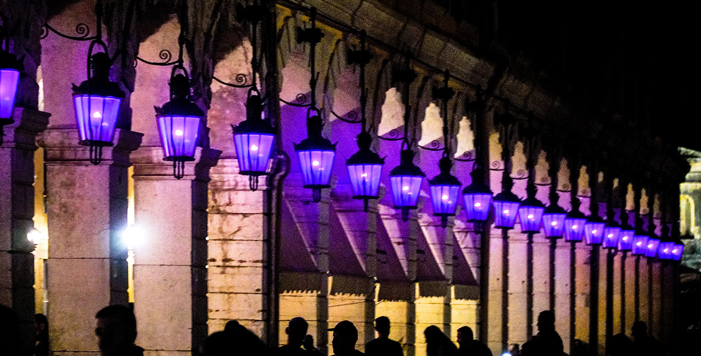Η Κέρκυρα «ντύθηκε» με τα πένθιμα μωβ χρώματα